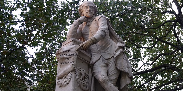 Statue_of_William_Shakespeare_at_the_centre_of_Leicester_Square_Gardens,_London_(4039926230)