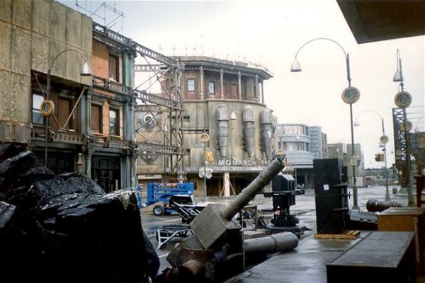 17 Incredible Photos Of Abandoned Movie Sets