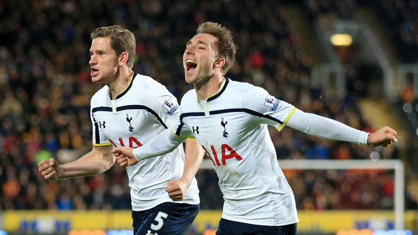 Tottenham Hotspur's Christian Eriksen (right) celebrates scoring the winner with team-mates Jan Vertonghen during the Barclays Premier League match at the KC Stadium, Hull.