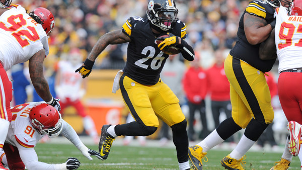 Pittsburgh Steelers running back Le'Veon Bell (26) carries the ball during the first half of an NFL football game against the Kansas City Chiefs in Pittsburgh, Sunday, Dec. 21, 2014. (AP Photo/Don Wright)