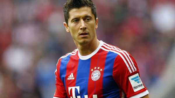 Bayern's Robert Lewandowski from Poland watches his teammates during the German first division Bundesliga soccer match between FC Bayern Munich and Hertha BSC at the Allianz Arena in Munich, Germany, on Saturday, April 25, 2015. (AP Photo/Matthias Sch