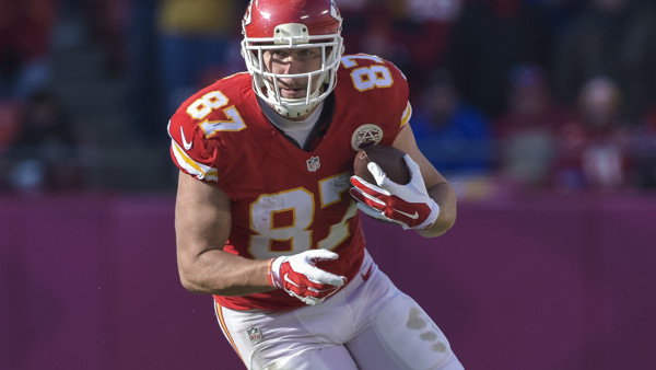 Kansas City Chiefs tight end Travis Kelce (87) makes a catch and runs against the San Diego Chargers during the first half of their NFL football game in Kansas City, Mo., Sunday, Dec. 28, 2014. (AP Photo/Reed Hoffmann)