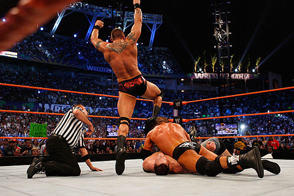 11. Randy Orton Survives The Triple Threat (WrestleMania 24) .