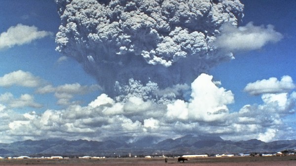 Pinatubo volcano eruption plume