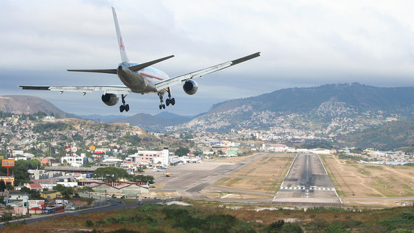 757 landing Toncontin