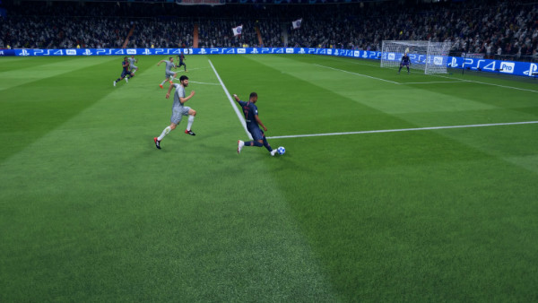 FIFA 19 Crossing