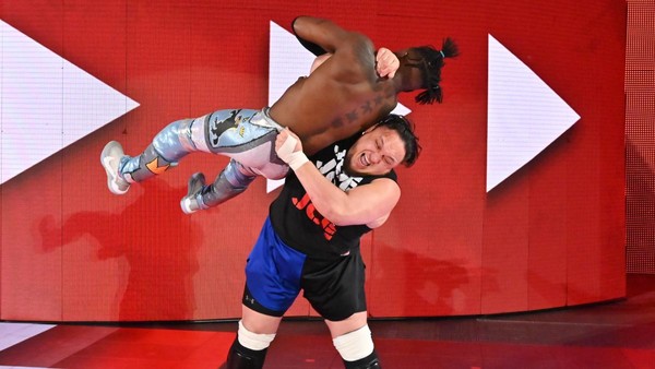 Samoa Joe Kofi Kingston Raw