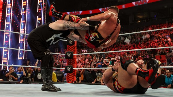 Kevin Owens powerbomb